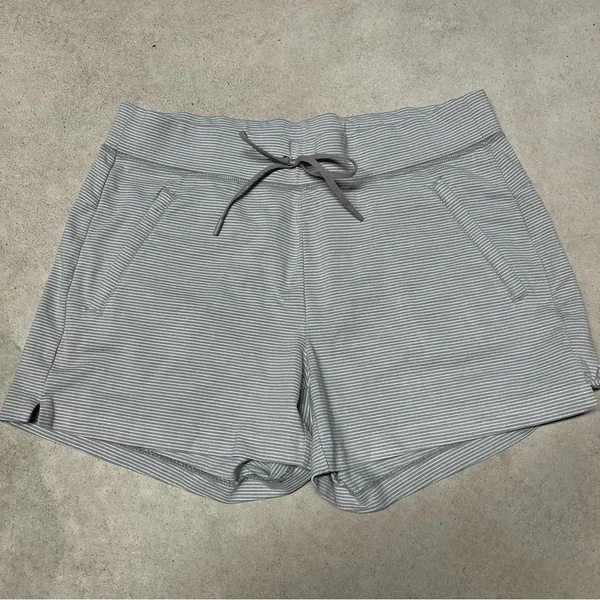 Athleta Modern Metro Grey Striped Shortie Athletic Shorts Size Medium - Image 2