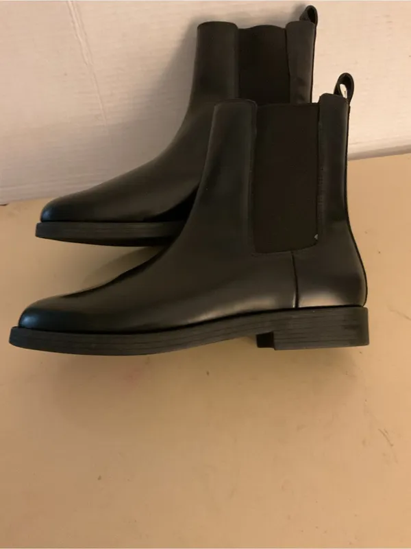 J. Crew women black Leather Chelsea Ankle Boots US 9 - Image 4