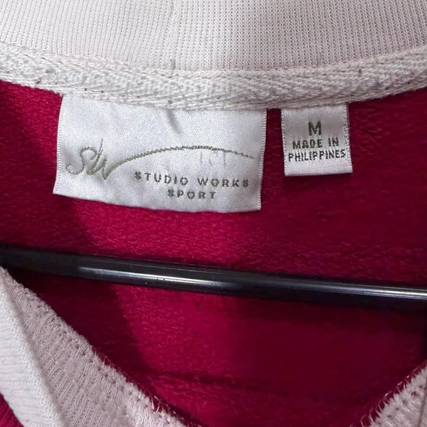 Vintage Studio Works Sport Magenta Embroidered Birdhouse Sweatshirt Size M - Image 4