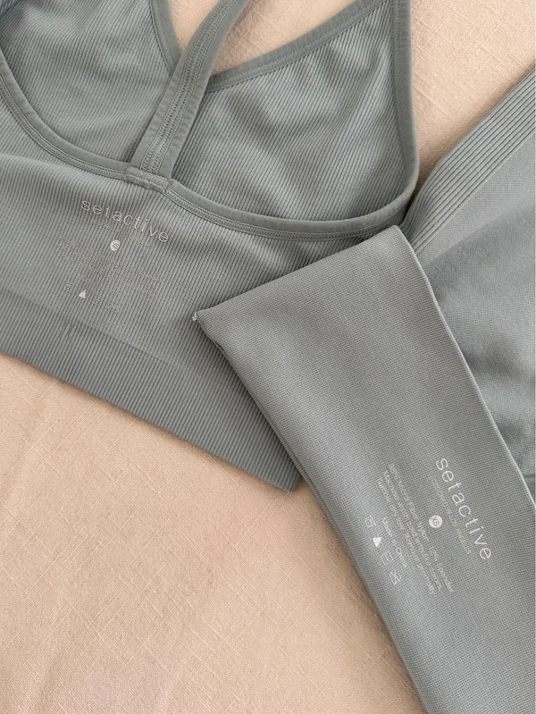 SET ACTIVE Sculptflex Set (XS) - Ribbed V Bra & Leggings, Light Blue Grey - Image 3