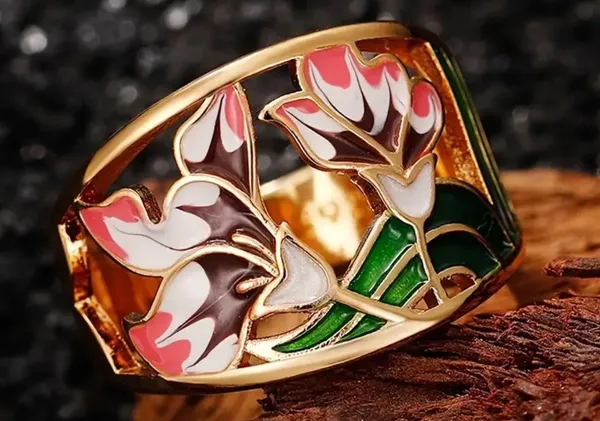 Gorgeous Ladies Gold Enamel Flower Ring - Size 7 - Image 4