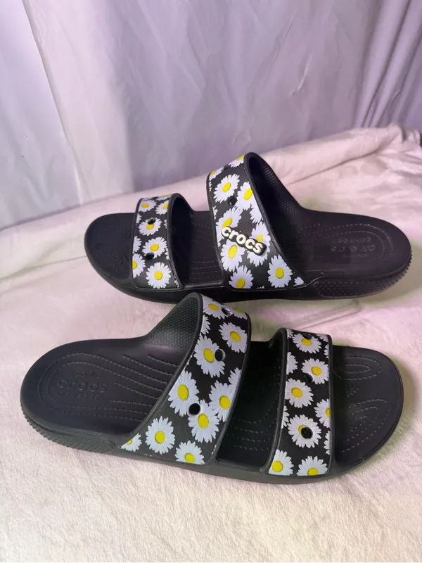 CROCS Black Daisy-Print Dual-Strap Kids Sandals - Image 3