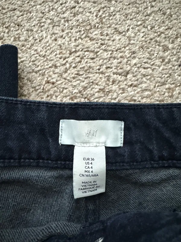 H&M Dark Wash High-Waisted Jeans - Image 4