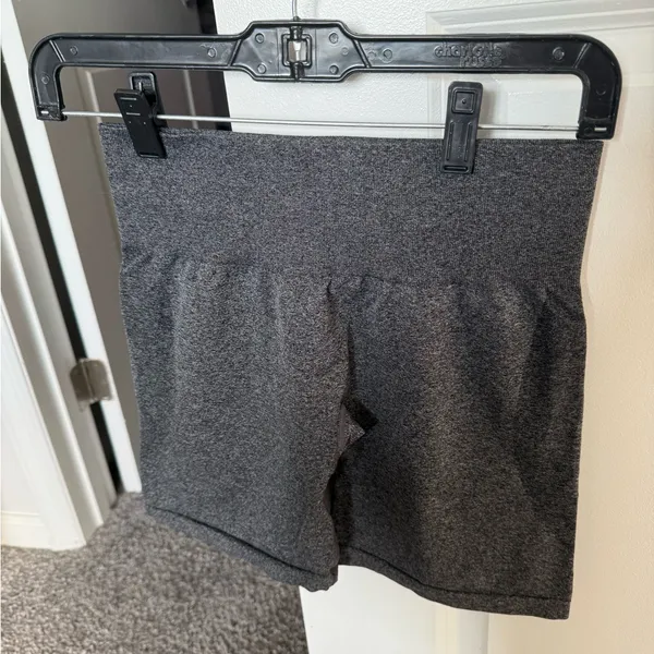 NVGTN Charcoal Gray Seamless Bike Shorts - Image 3