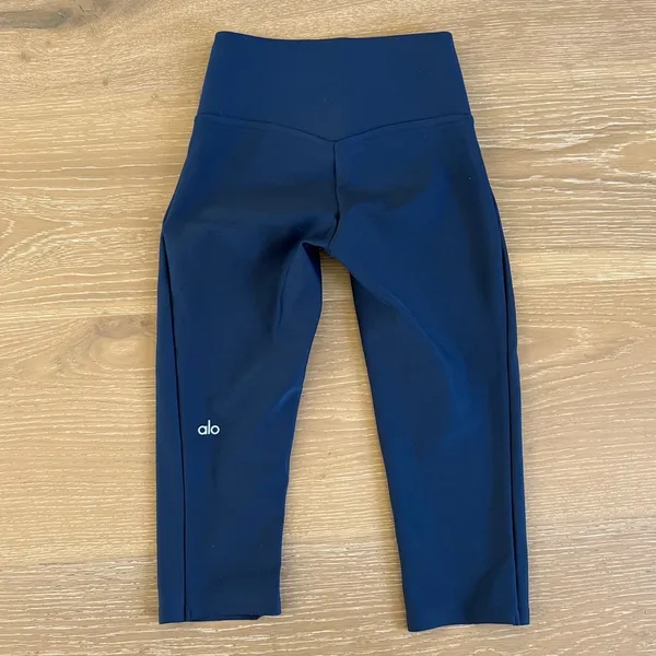 Alo Yoga Airlift High-Waist Sleek Capri Size XS in Navy Blue - Image 3
