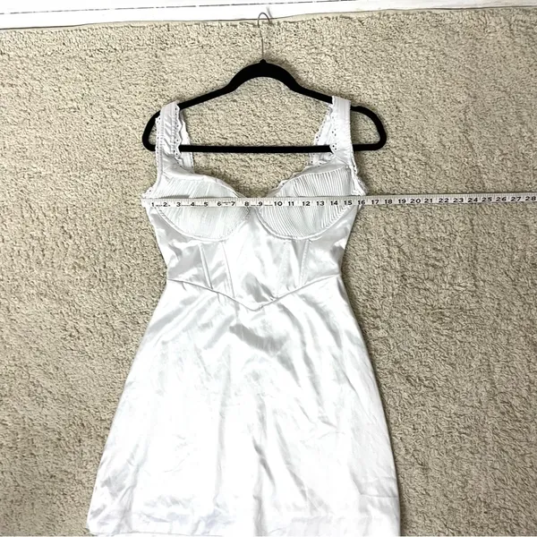 Elegant White Lace Trim Chemise - Image 3