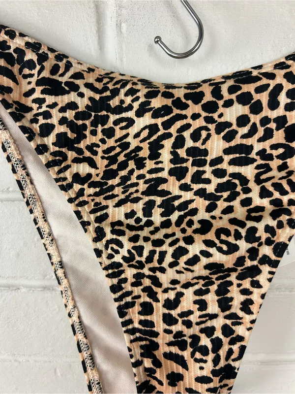 NWT Hollister Animal Print Cheeky Bikini Bottoms Size M - Image 5