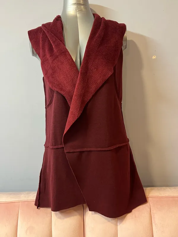 Altar'd State Burgundy Faux Fur Hooded Vest Sleeveless Open Cardigan Size M NWT - Image 5