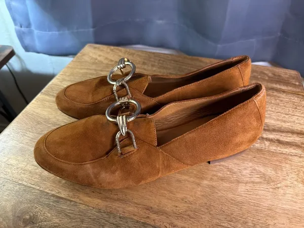 Sézane Andréa Loafers in Camel Suede with Gold Buckle Detail - Image 4