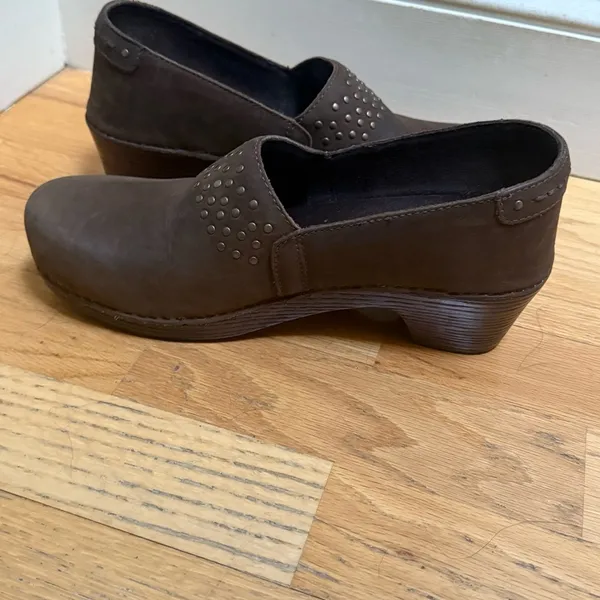 Dansko Mavis Brown Nubuck‎ Leather Studded Slip On Clogs Shoes Size 39 US 9 - Image 7