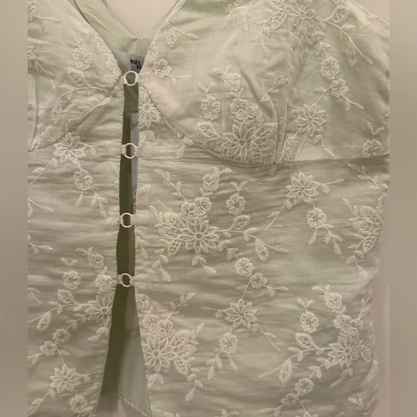 Elegant Lace Embroidered Tank Top Green Size M - Image 3