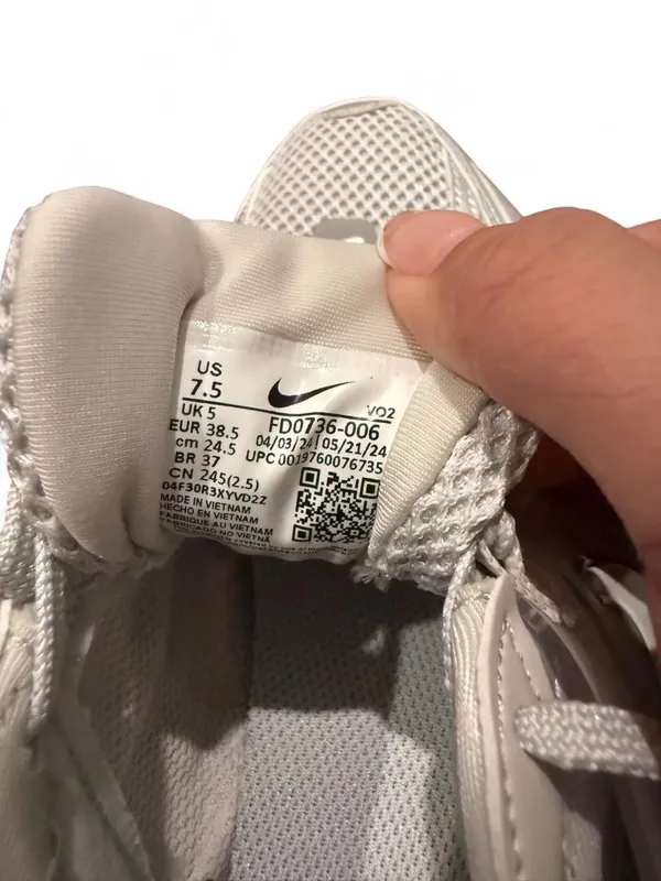 Nike Women’s V2K Run Shoes Running 7.5 - Image 4