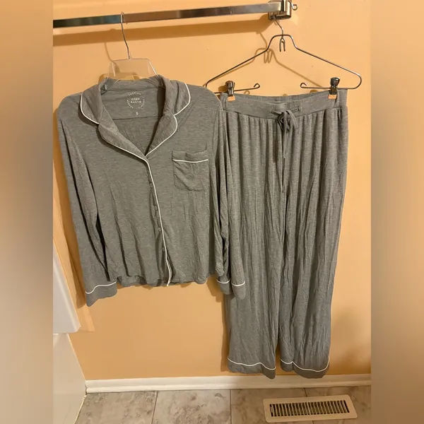 Cozy Earth Bamboo Stretch-Knit Long Sleeve Pajama Set in Gray - Image 3
