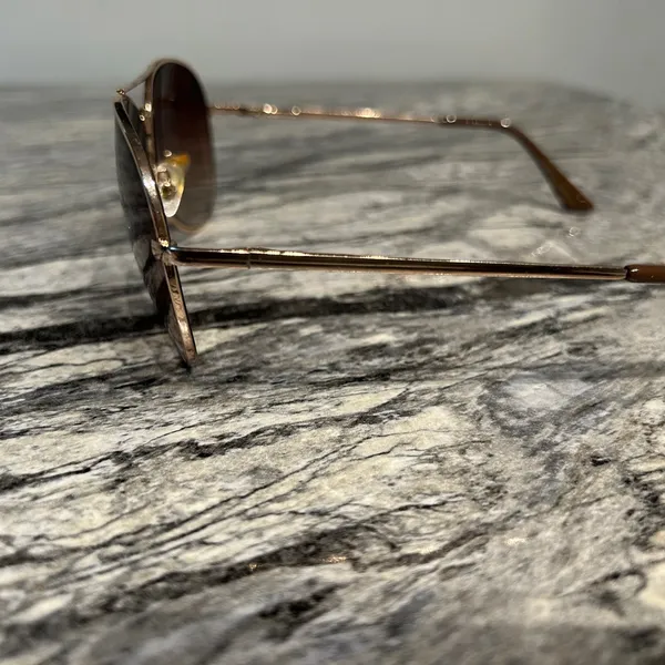 Chic Gold Aviator Sunglasses - Image 3