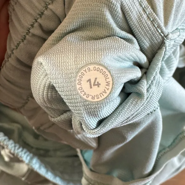 Lululemon Hotty Hot Short II *2.5" Breezy size 14 - Image 7