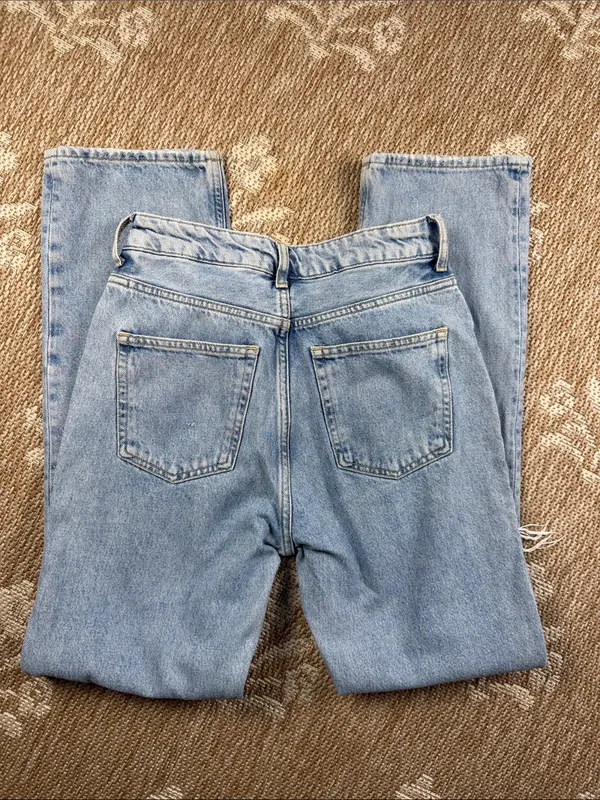 H&M Light Blue Boyfriend Jeans with Distressed Knee - Image 4