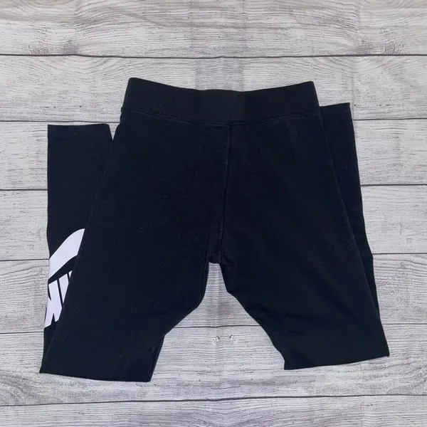 Nike Sportswear Classics High-Waisted Graphic Leggings - Image 4