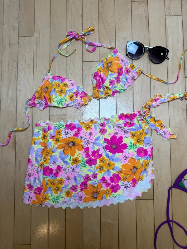 Wild Fable Bright Floral Bikini Top and Matching Sarong Size Small + Bonus Top - Image 2