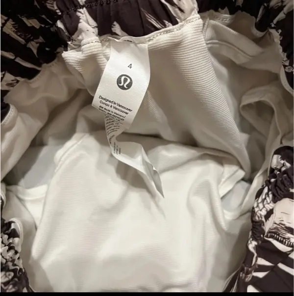 Lululemon Hotty Hot HR Short 4" Lined- Size 4 - Image 3