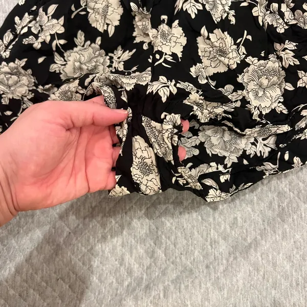 Brandy Melville Black and Cream Floral High Waist Shorts - Image 3