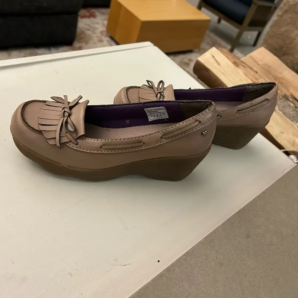 Skechers Women's Brown Loafers with Fringe and Bow size 8. - Image 9