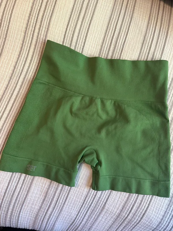 Revolve Set Active Shorts Apple Green - Image 4