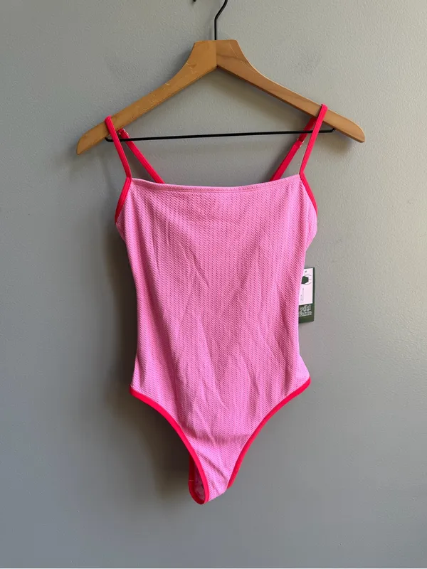 Wild Fable NWT Pink Red Pucker Contrast Textured One Piece Swimsuit Size Small - Image 2