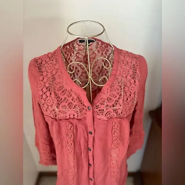 American Eagle Outfitters Lace Yoke Button Down Blouse Size XS Coral - Image 6