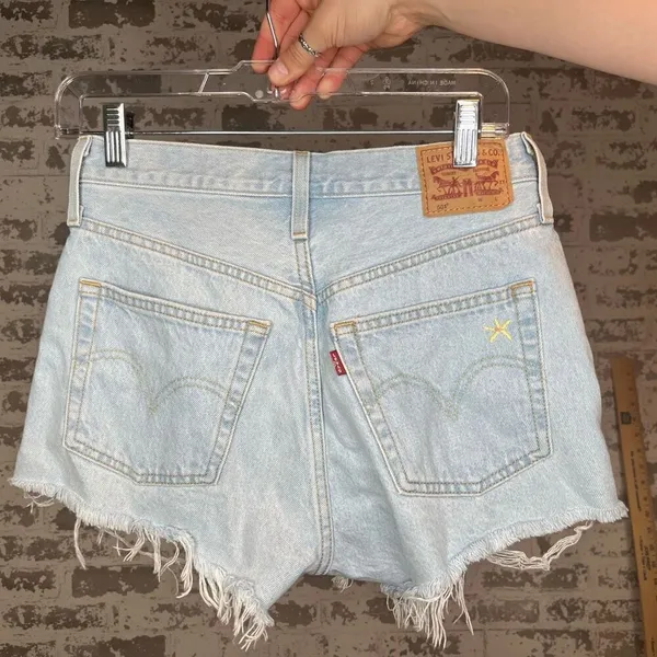 Levi’s | women denim shorts with embroidered flowers - Image 7