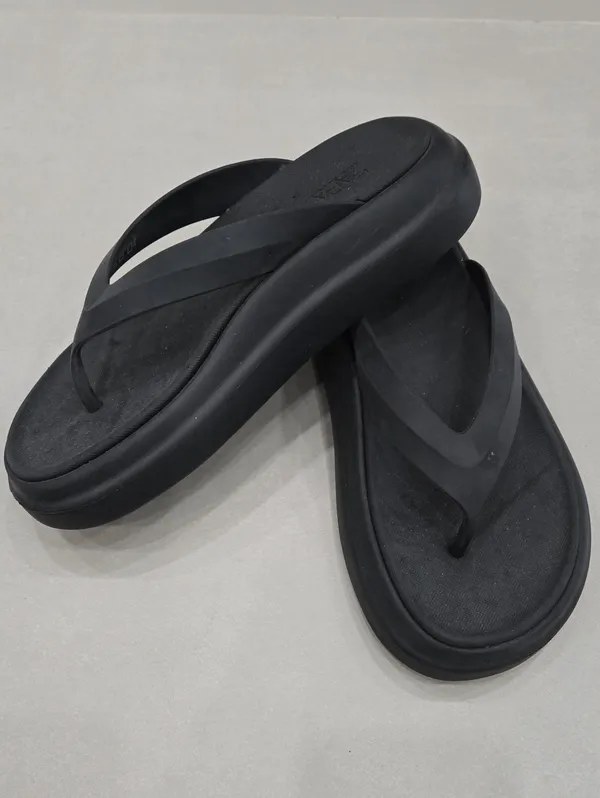 Zara Platform Thong Sandals / Pool Slides in Matte Black Rubber Size 37 - Image 5