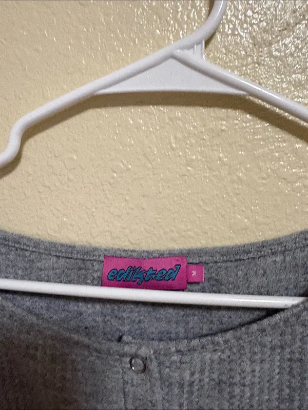 Edikted Heather Gray Waffle-Knit Cropped Henley Top - Image 3