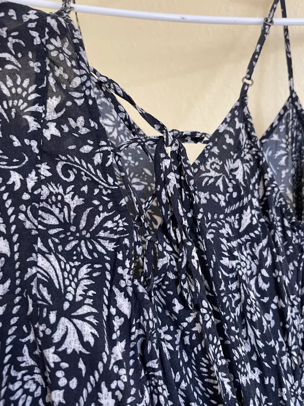 Abercrombie&Fitch maxi skirt size M pre loved color in blue shoulder adjustable model 120 lbs and 5’5 - Image 4