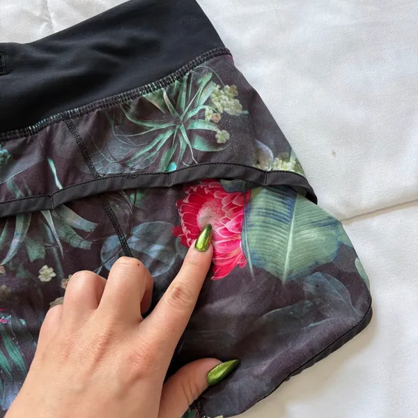 Lululemon Speed Up Low-Rise Lined Shorts 2.5 Lush Oasis Floral Womens 6 Active - Image 8