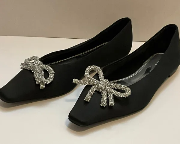 design Lanie Embellished Bow Ballets Shoes In Black - Image 2
