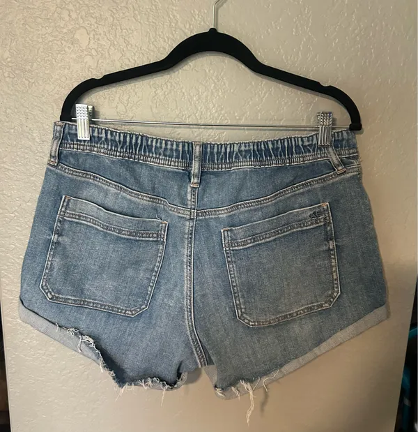 American Eagle Denim Shorts – Size 10 Cute American Eagle denim shorts in great condition! Light wash with rolled cuffs and a comfy stretch fit. Perfect everyday shorts for summer, vacations, or casual outfits. ✨ Size 10 ✨ Light wash denim ✨ Rolled cuff hem ✨ Stretch material for comfort ✨ Great pre-owned condition Smoke-free home. ! - Image 2