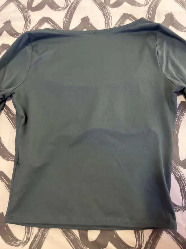 HOLLISTER soft stretch seamless fabric scoop top - Image 2