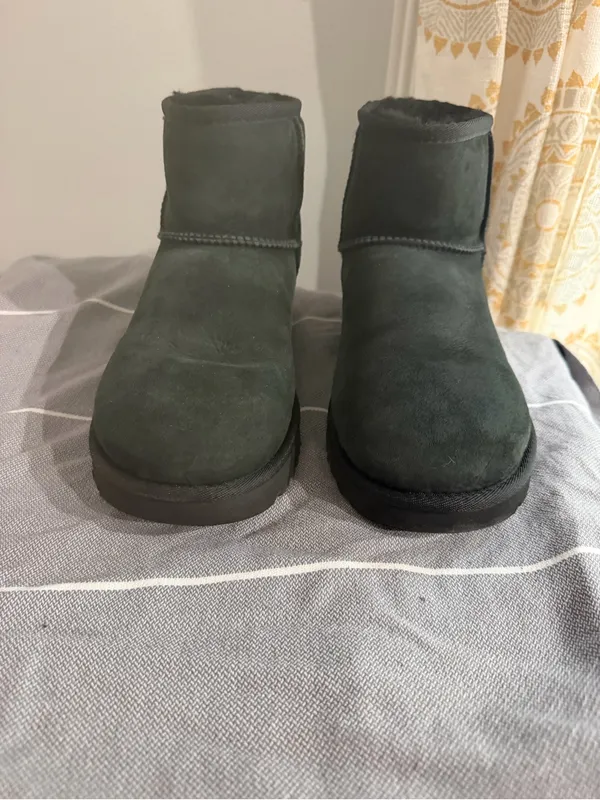 UGG wmns sz 8 classic mini ii - Image 3