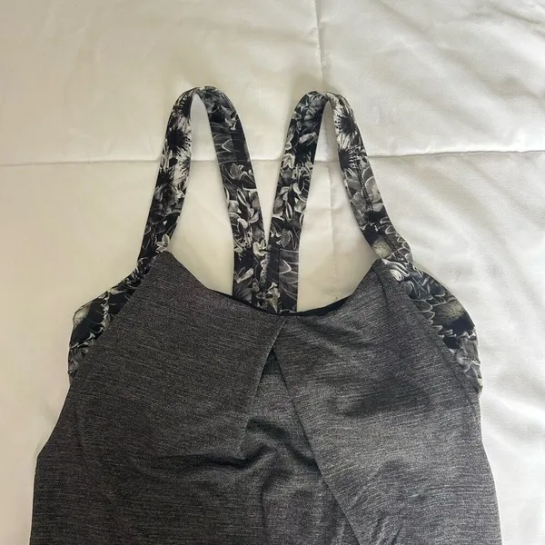 Lululemon Womens 4 Sports Bra Peplum‎ Tank Top Built In Bra Gray Floral Yoga - Image 2