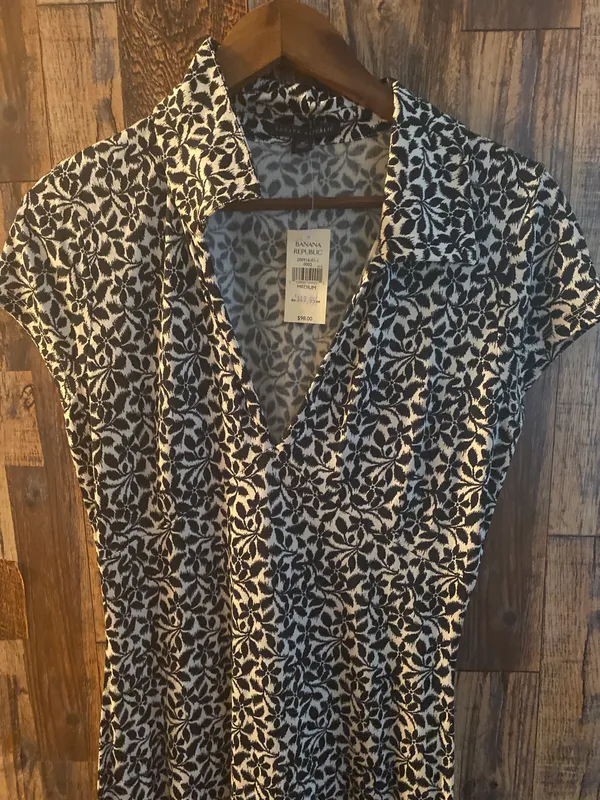 Banana Republic NWT Women's Black Flowery Size Medium Knee Length - Image 5