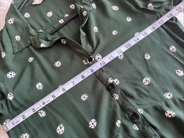 Anthropologie 11-1-Tylho Lakin Green Tunic Ladybug Button Down Shirt Size Small - Image 5