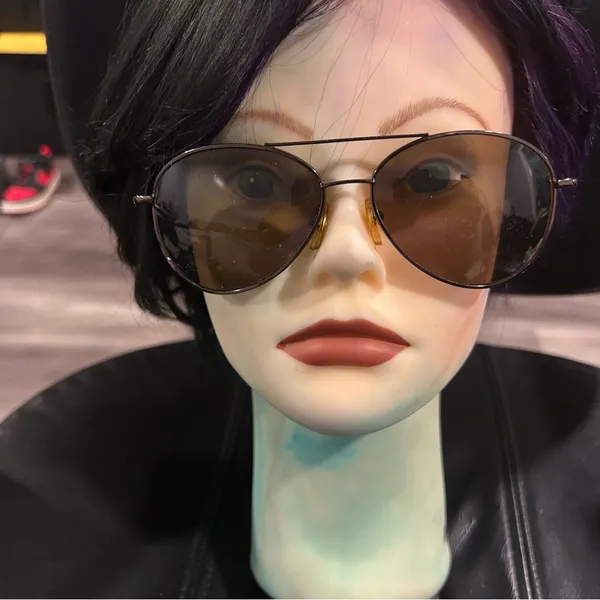 UV3 Stylish Brown Aviator Sunglasses - Image 3