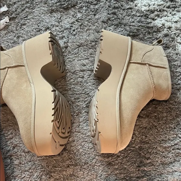 NWOT Ugg plush platform boots size‎ 8 - Image 3