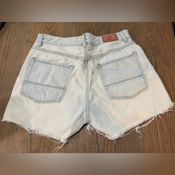 Quiksilver Light Wash Denim Cutoff Shorts Size 30 Frayed Hem - Image 3