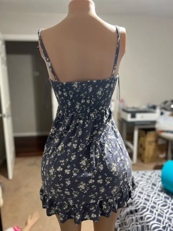 Hollister Blue floral mini dress with adjustable straps and ruffled hem #holidaydress - Image 4