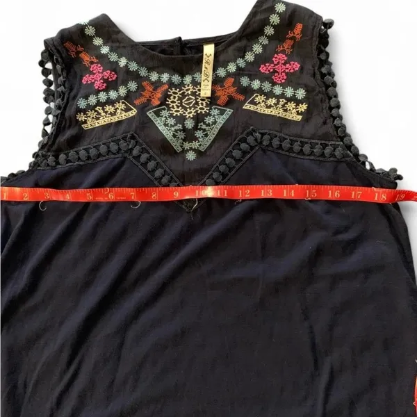 Rich and Beautiful size large Navy Embroidered Sleeveless Top boho Cottagecore - Image 5