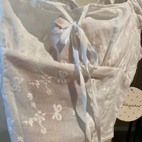 NWT Passport White embroidered Tie-Front Crop Top with square neckline, size M - Image 4