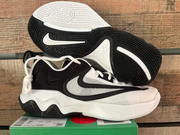 Nike Giannis black and white basketball shoe 7 youth 8.5 women’s. - Image 4