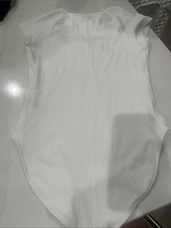 Old Navy Ribbed Short Sleeve bodysuit size medium - Image 4