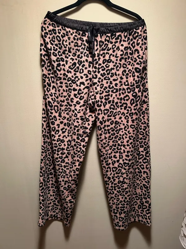 DLNY Fleece Leopard-Print Pajama Set Size M - Image 5