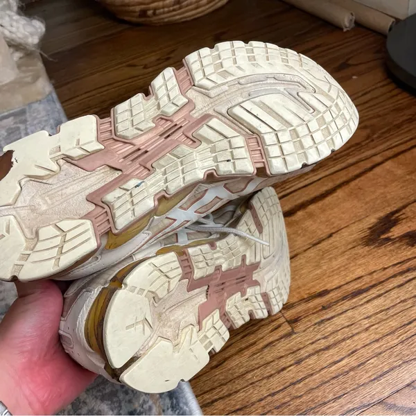 Asics Cream and White Running Shoes (Flawed) - Image 5